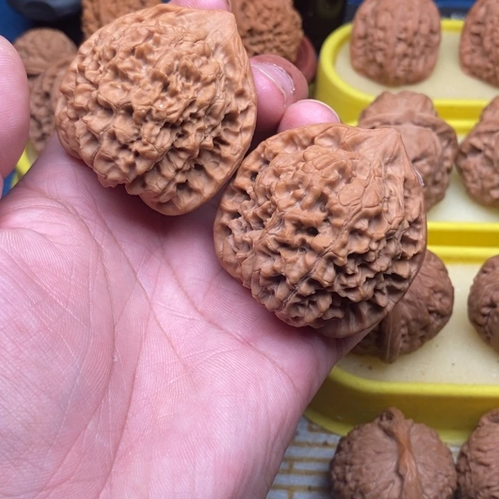 文玩核桃吊坠次**开麒麟纹48差点尺有磕碰