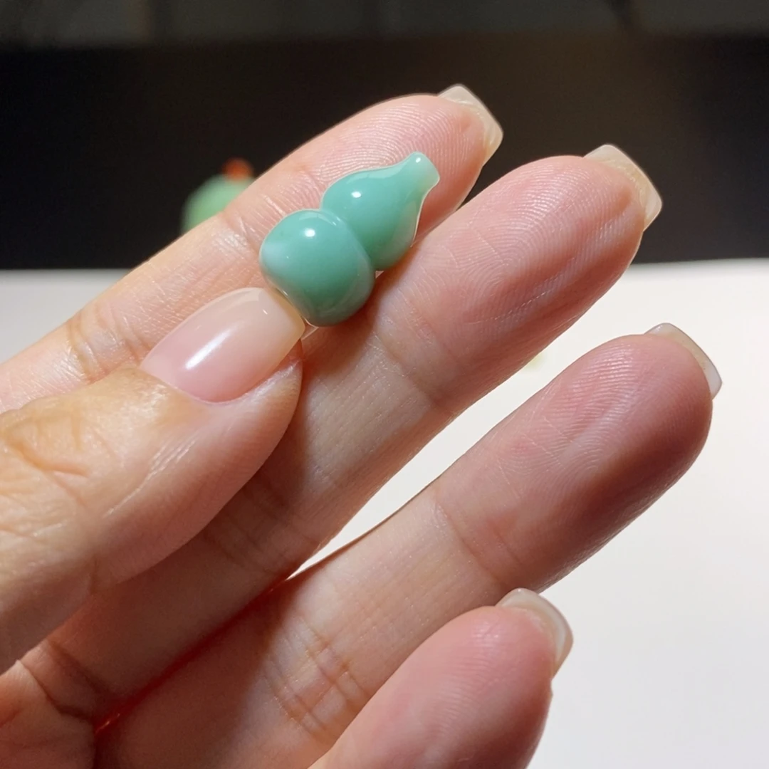 恒***恒石英质玉（缅黄）未镶嵌颈饰