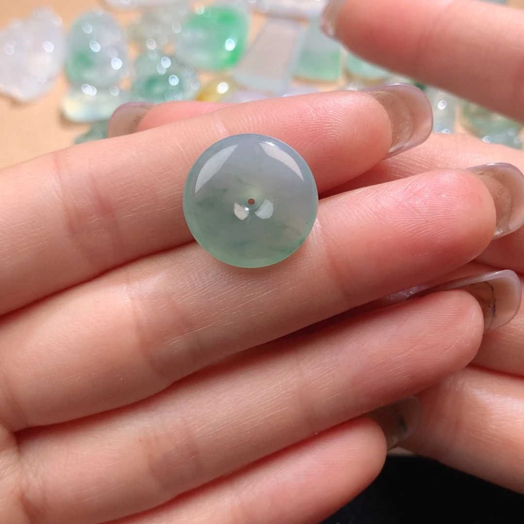 翡翠挂件未镶嵌扣子