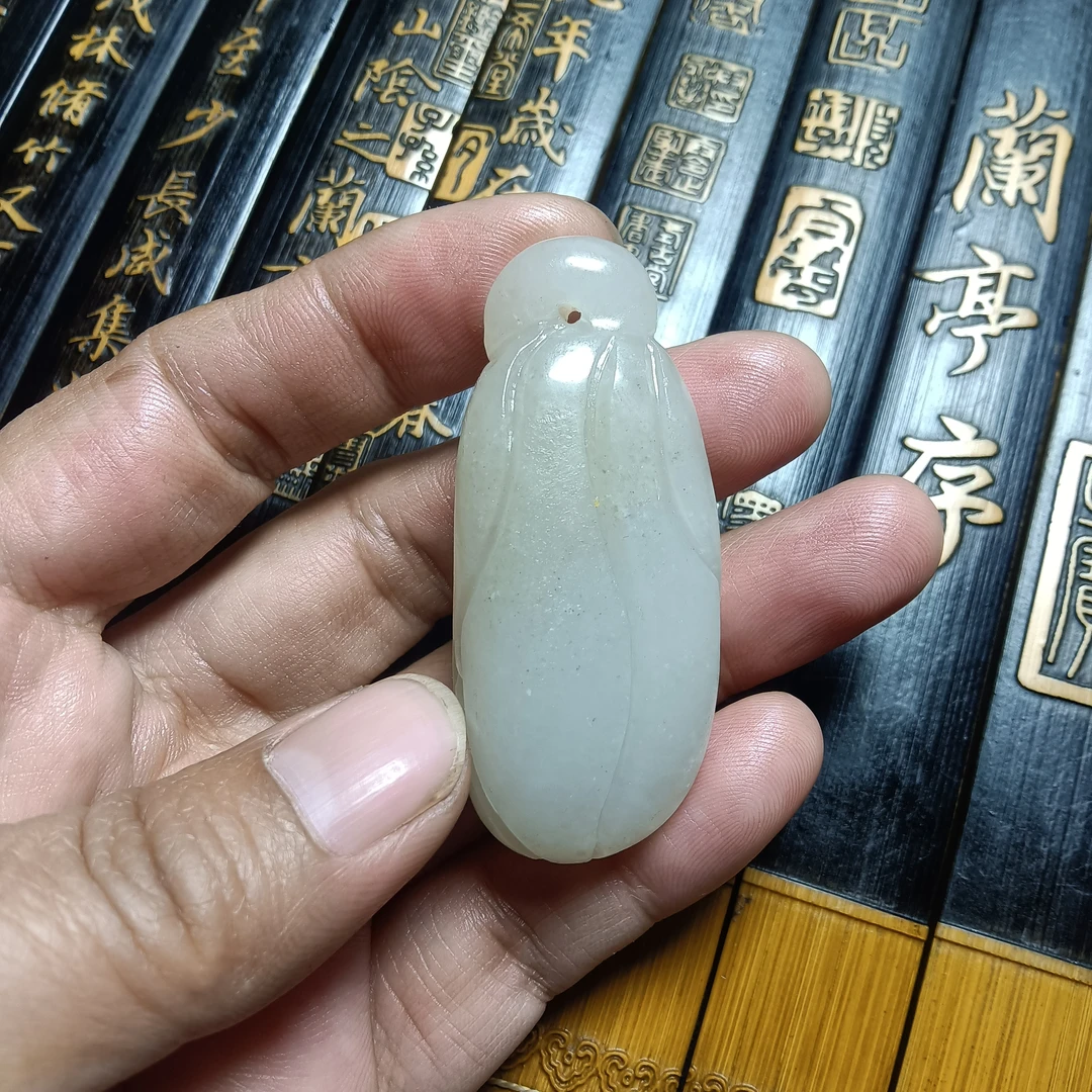 新疆和田玉吊坠玉兰花，手工雕刻揉光净货，料子细润