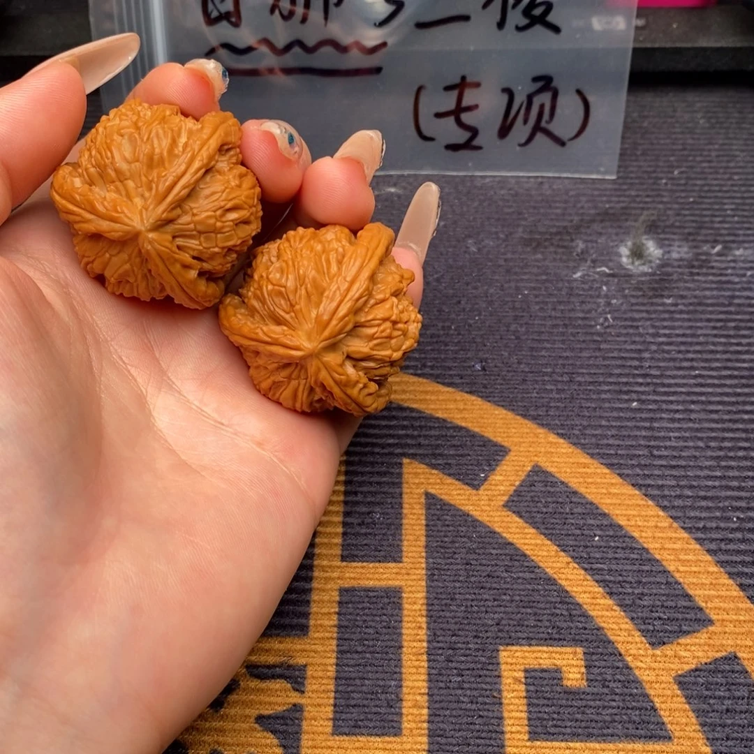 大***u文玩核桃吊坠白狮子