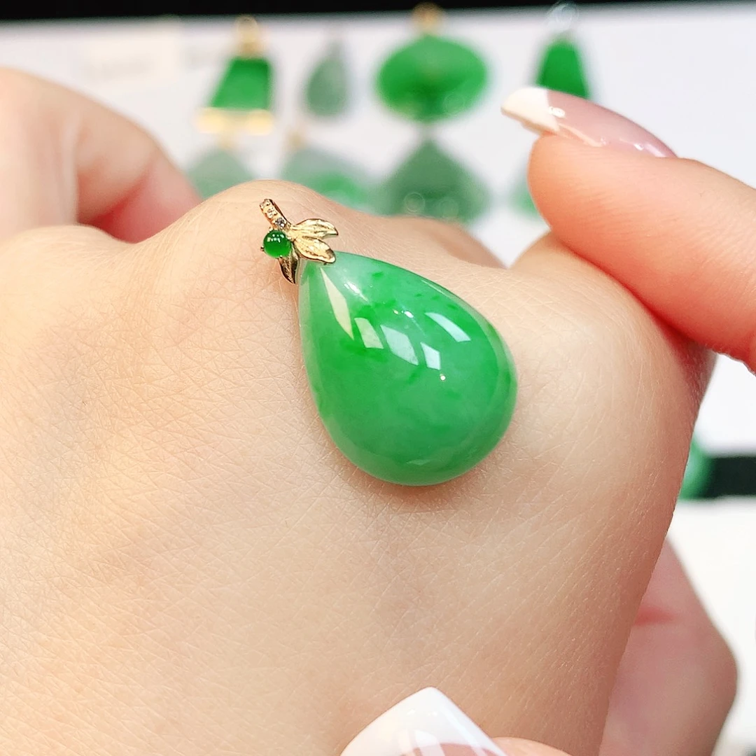 翡翠18K金镶嵌颈饰