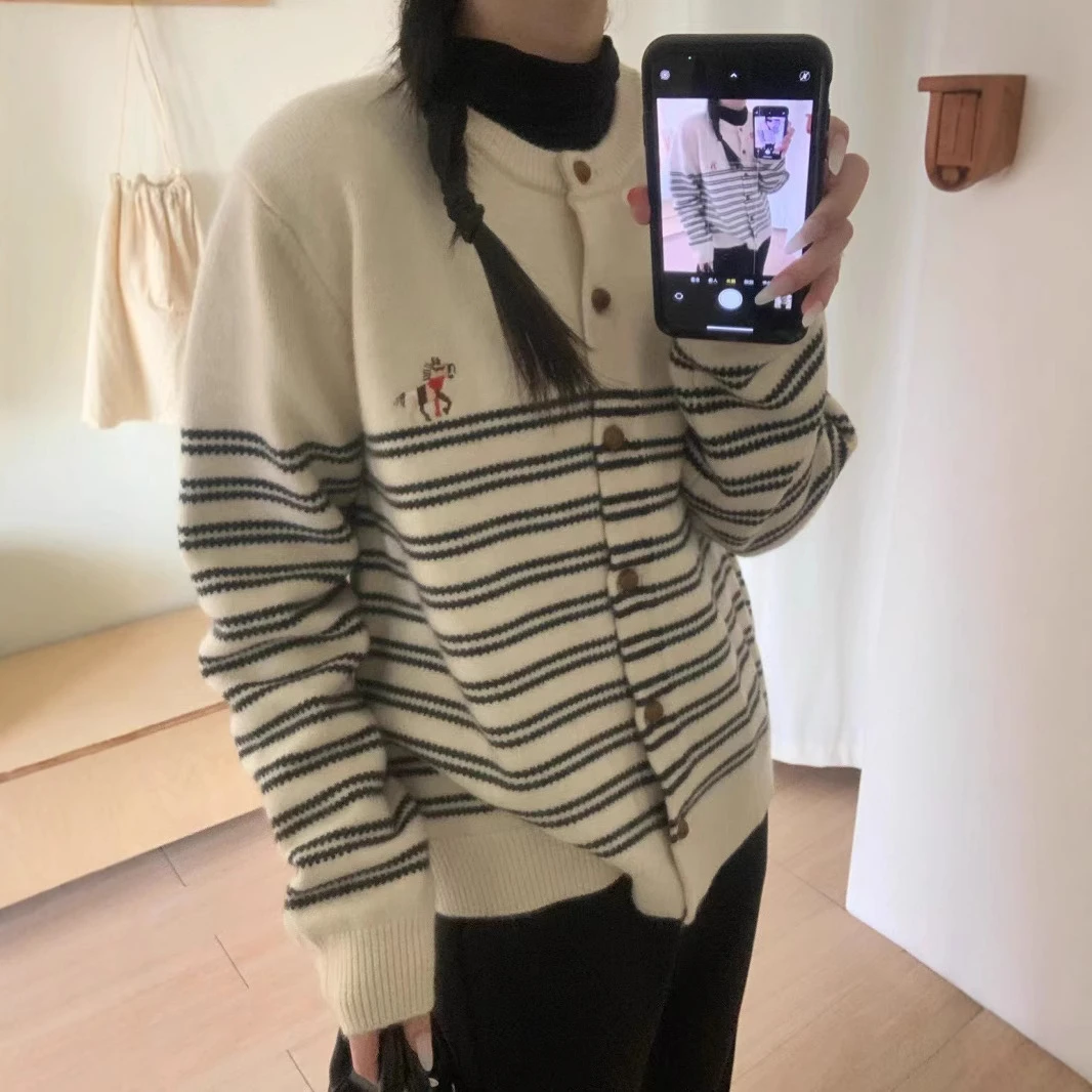 早春新款彩色小马刺绣慵懒风针织开衫韩系宽松显瘦软糯条纹毛衣女