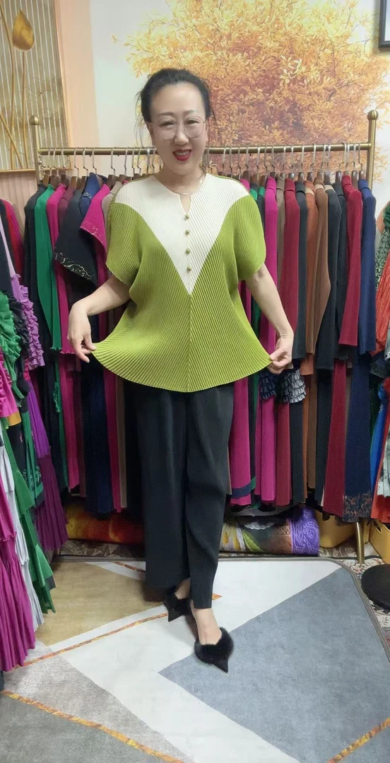 新款v领宽松显瘦龙鳞褶扣子上衣