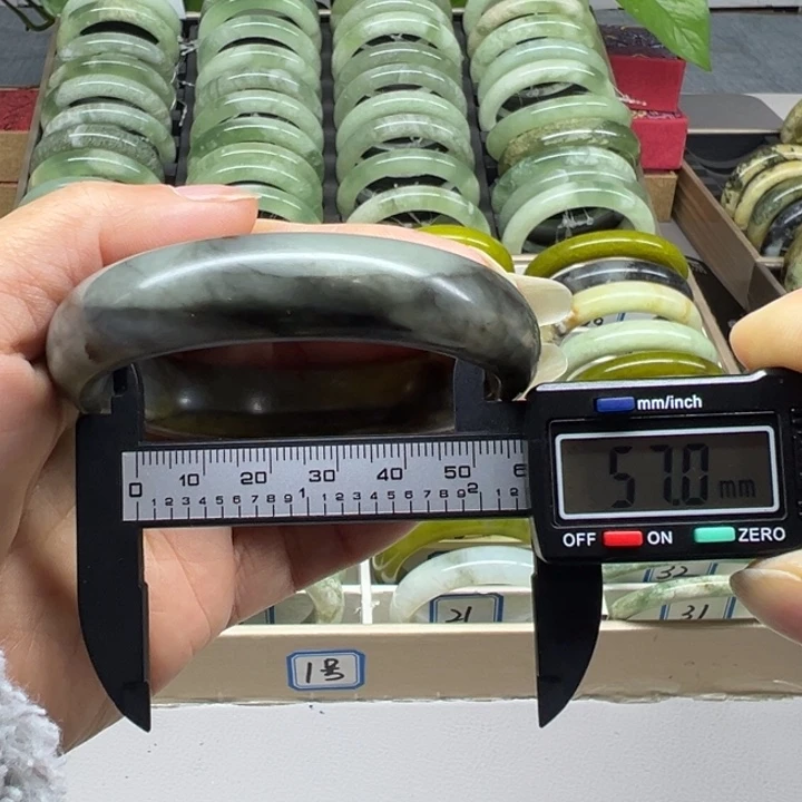 蛇纹石玉未镶嵌手镯1