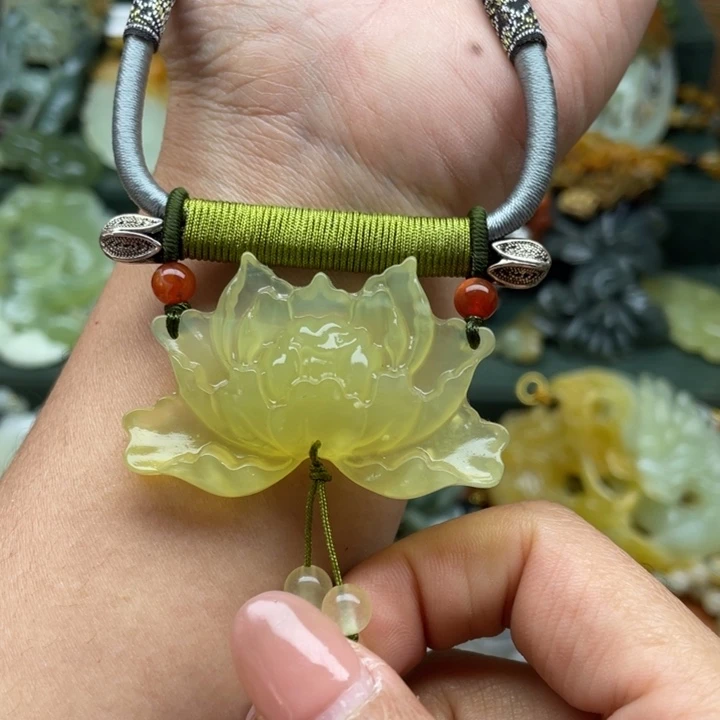 蛇纹石玉未镶嵌吊坠