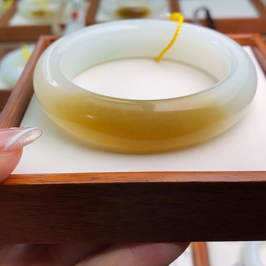 和田玉（糖玉）未镶嵌手镯