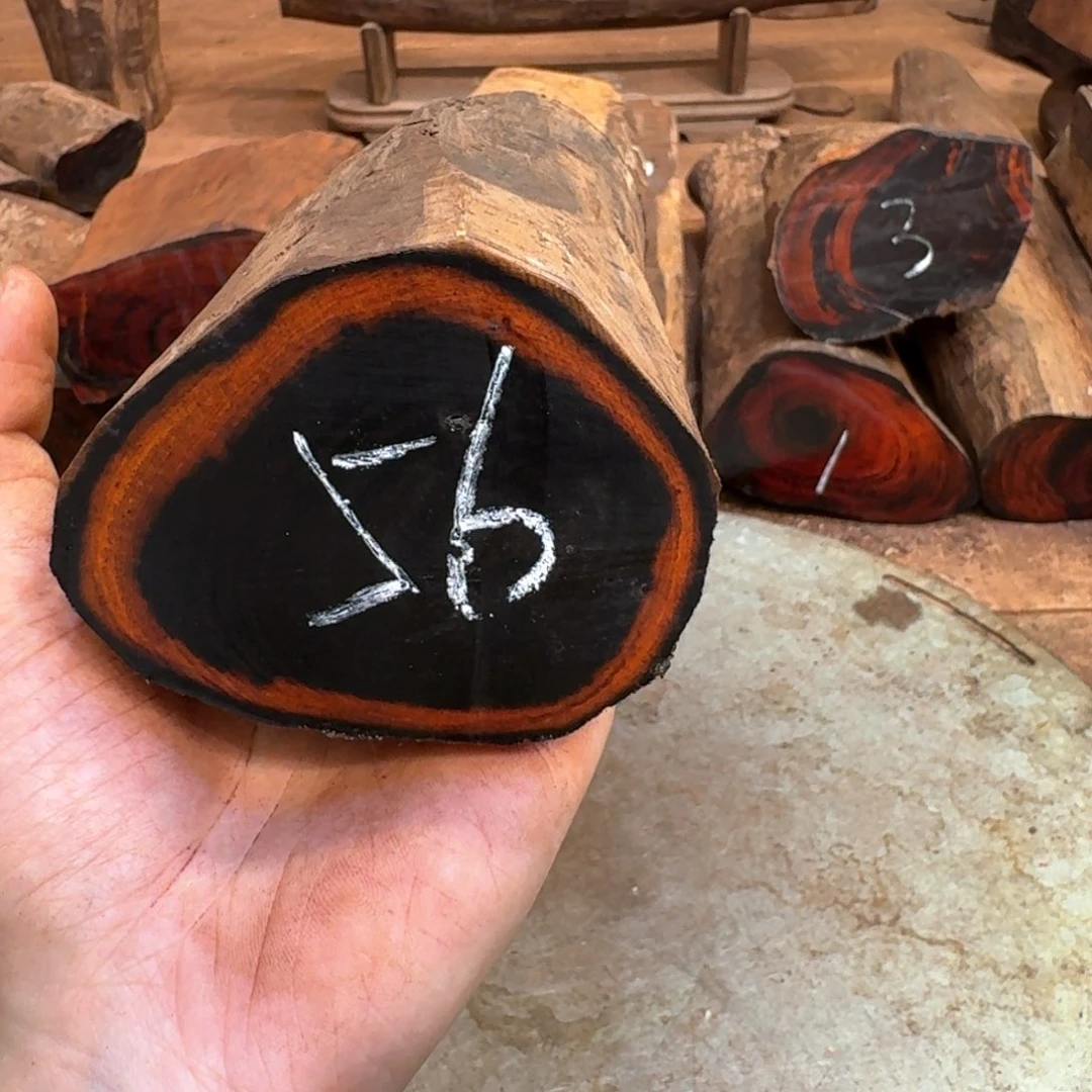 牛***犊交趾黄檀（大红酸枝）