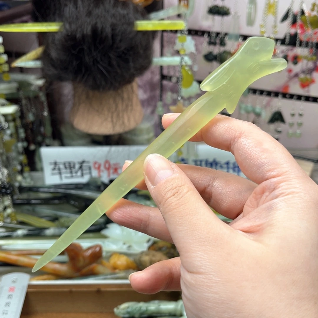 岫玉未镶嵌发饰长度18.5厘米左右，双面可戴