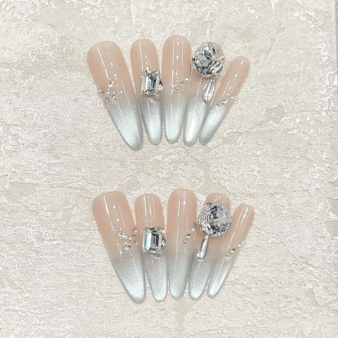 夏日清冷感渐变冰透蓝猫眼搭配银色钻点缀显白纯手工穿戴甲美甲