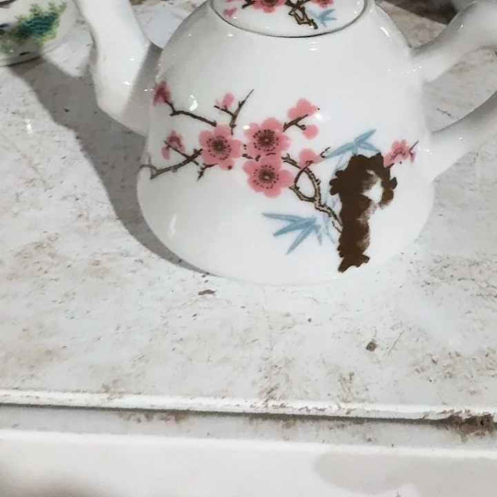 摆件陶瓷的表面上看