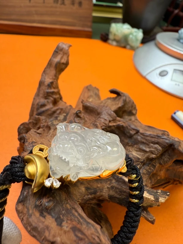 天然缅甸翡翠A货冰种貔貅18金镶嵌吊坠