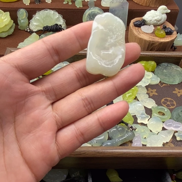 蛇纹石玉未镶嵌颈饰