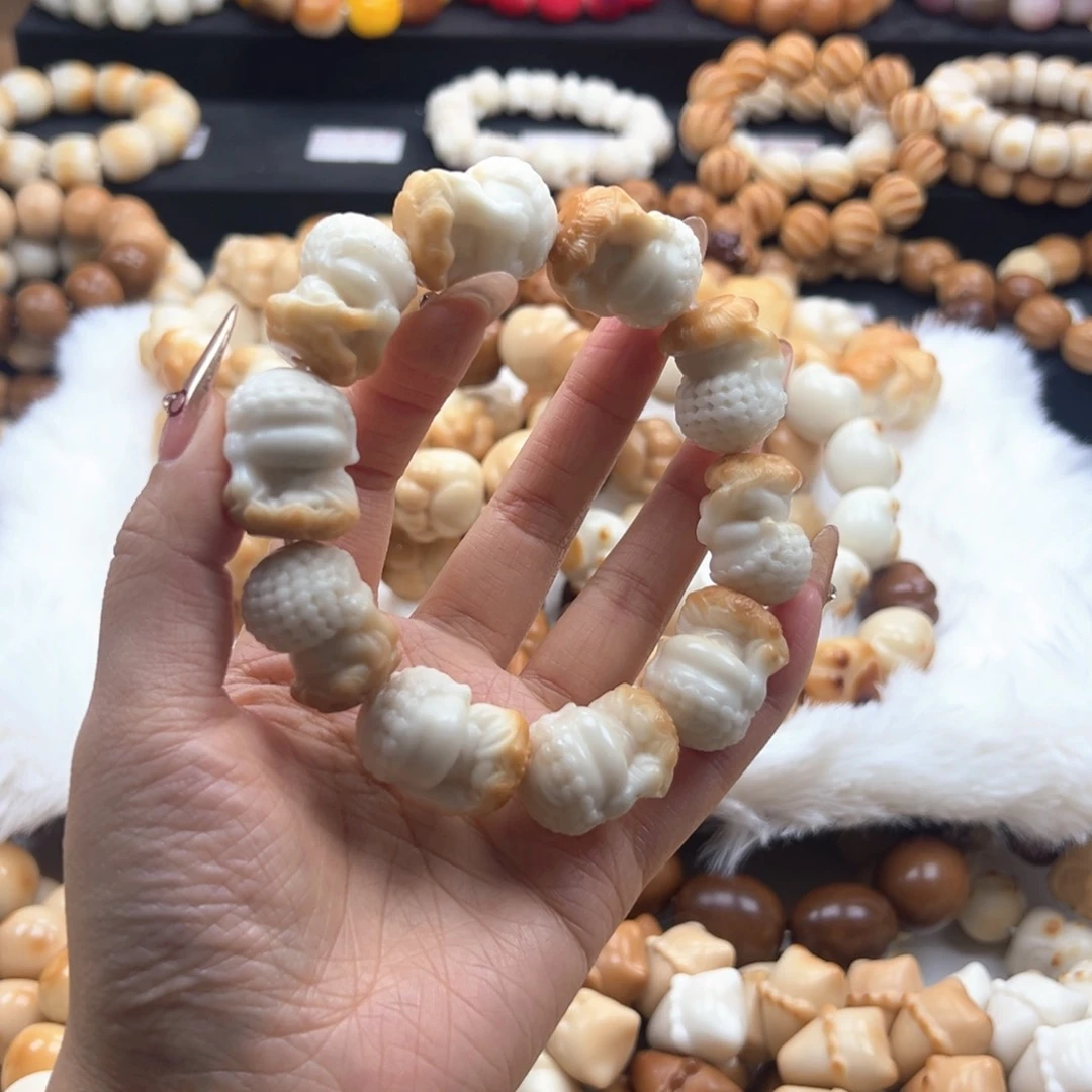 吊坠白玉菩提半壁色莲花底座四不佛