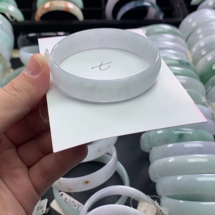 M***g翡翠未镶嵌手镯公主