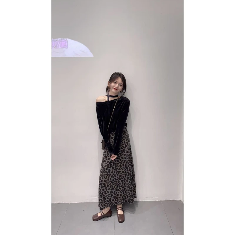 2025秋季新款韩系设计感挂脖露肩长袖丝绒上衣女百搭豹纹半身裙