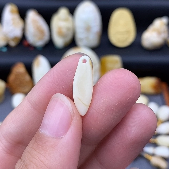 裸石琥珀未镶嵌侧挂