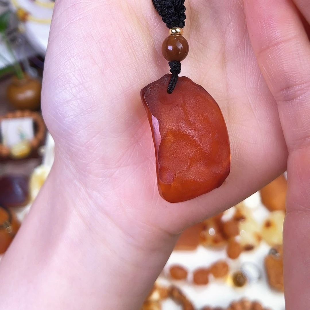 琥珀珠宝奇石未镶嵌。