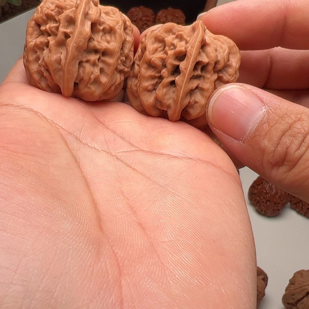 鹏***海文玩核桃吊坠玉柱