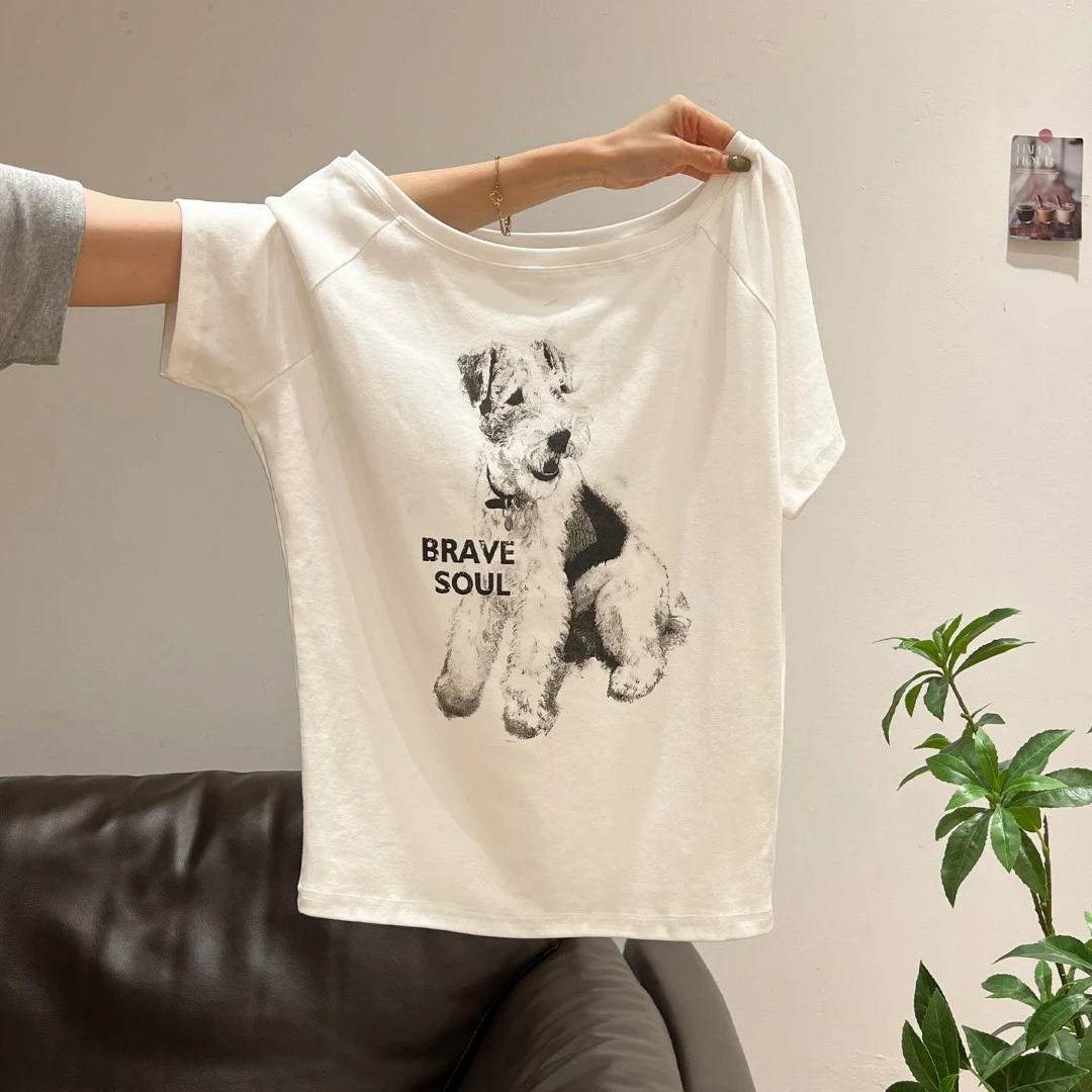 独特白色小狗印花斜肩露肩短袖T恤女2026夏季新款一字领宽松上衣