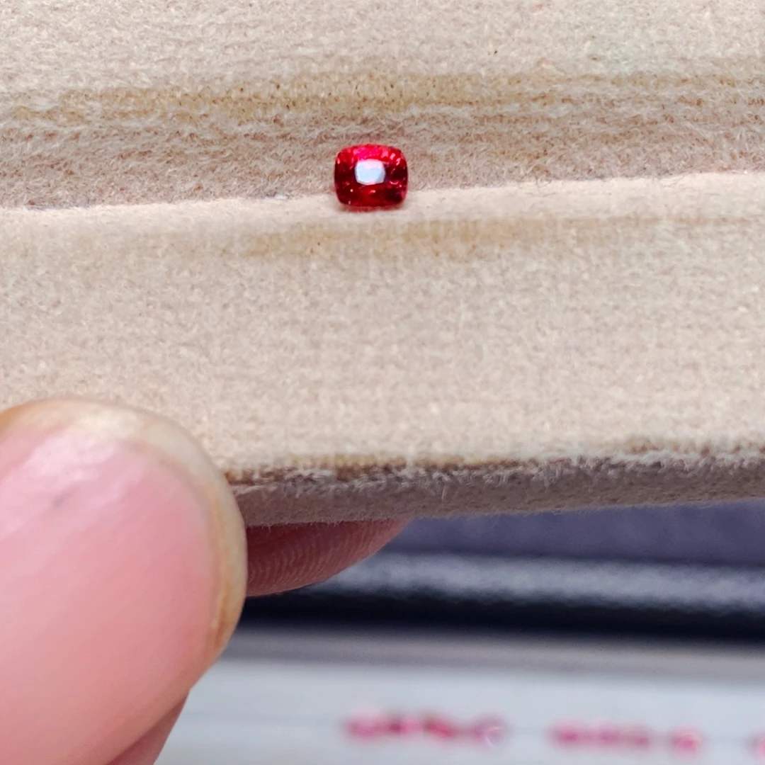 裸石未镶嵌尖晶石小**咩