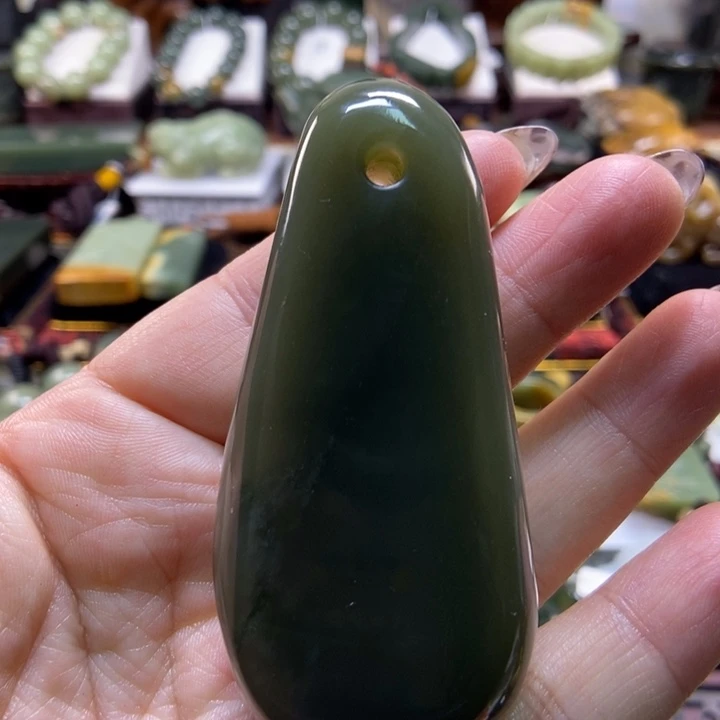 未镶嵌岫岩老玉（透闪石质玉）把件