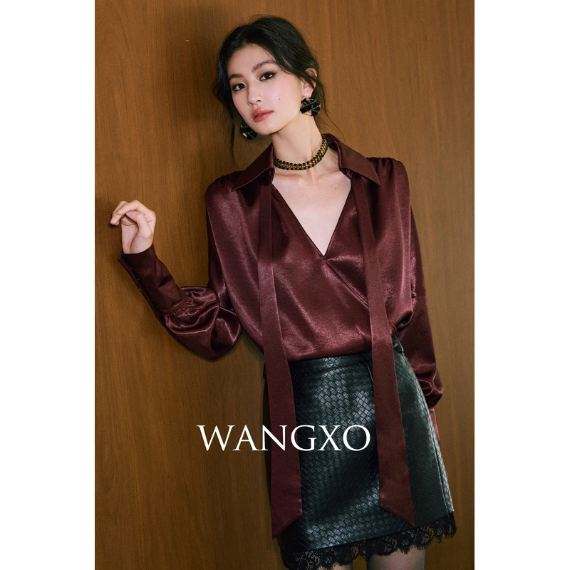 WANGXO 裂纹流光缎交叉式V领衬衫 2501206W