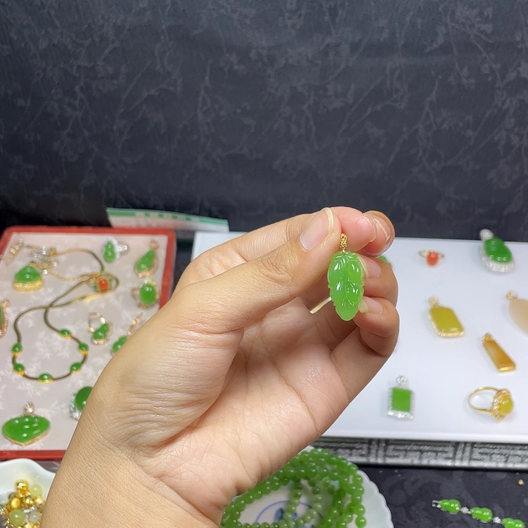 18K金镶嵌和田玉挂件