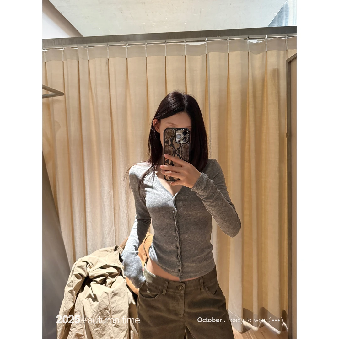 SUNONEONE 百搭波浪纽扣内搭打底针织衫女秋冬V领长袖上衣H1431C