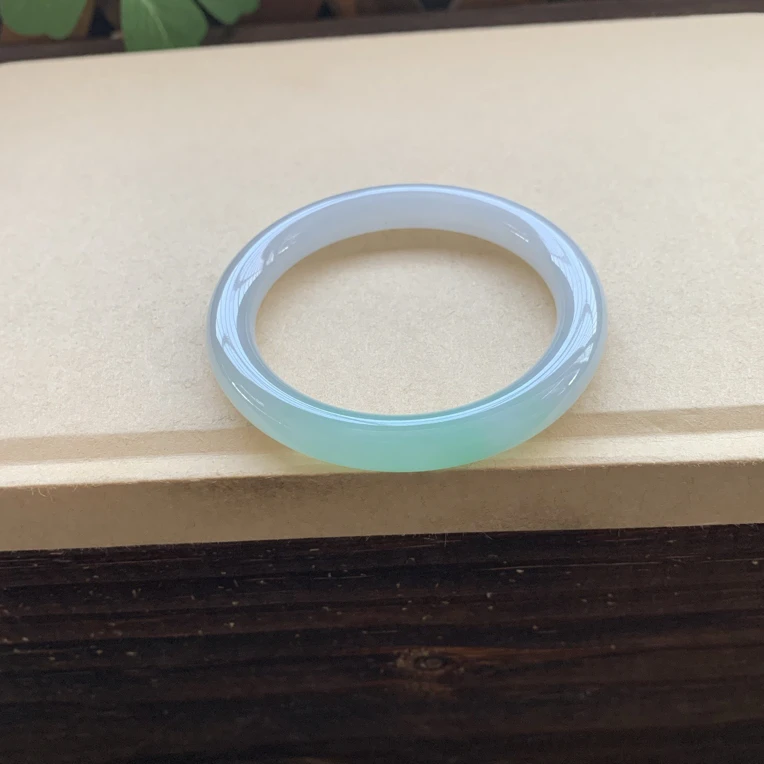 冰透冰绿圆条手镯，特价31800圈口51.1-8.5-8.1，天然翡翠缅A小纹