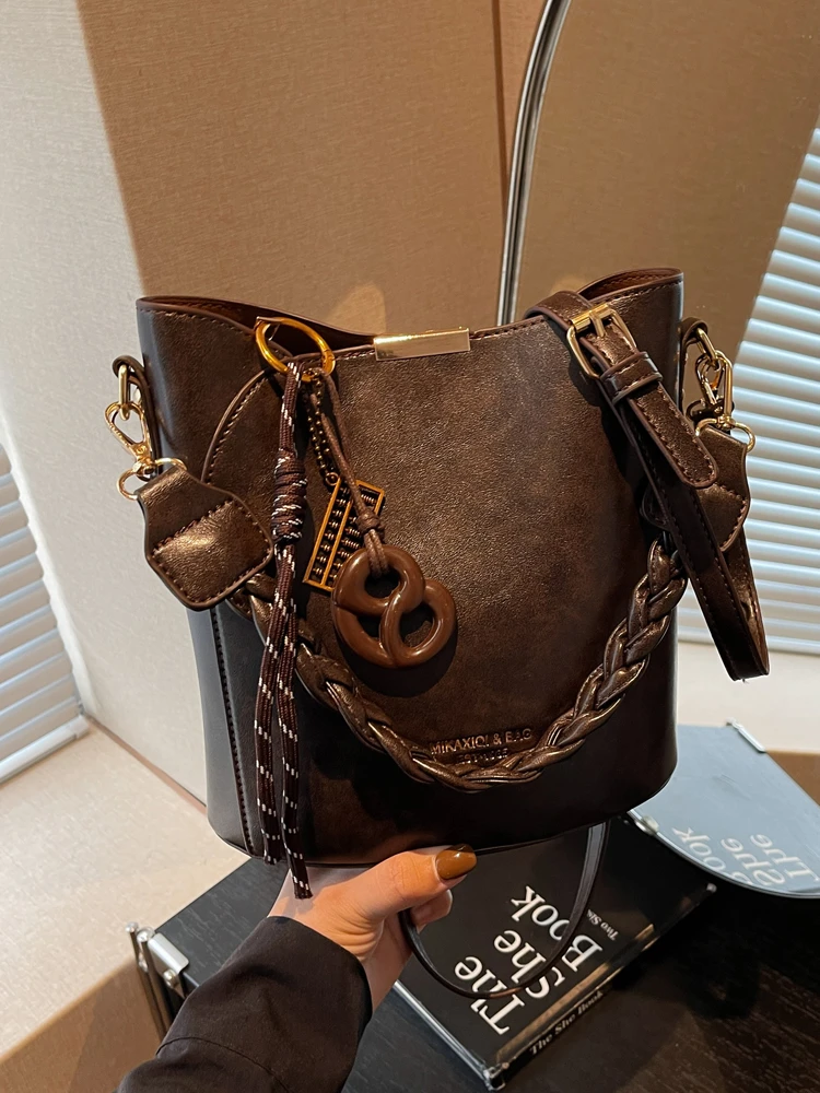 大容量复古水桶包包女2025秋冬新款时尚休闲单肩包小众通勤斜挎包