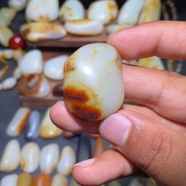 和田玉颈饰未镶嵌20.6克原籽无修