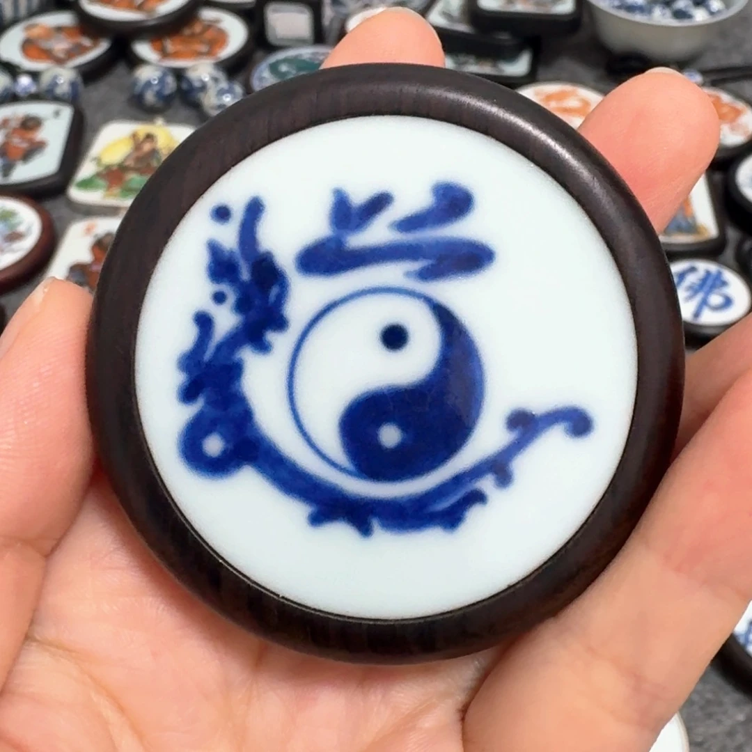 瓷片青花龙道字八卦挂件