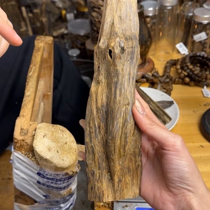 沉香手把件白棋品种块料118克