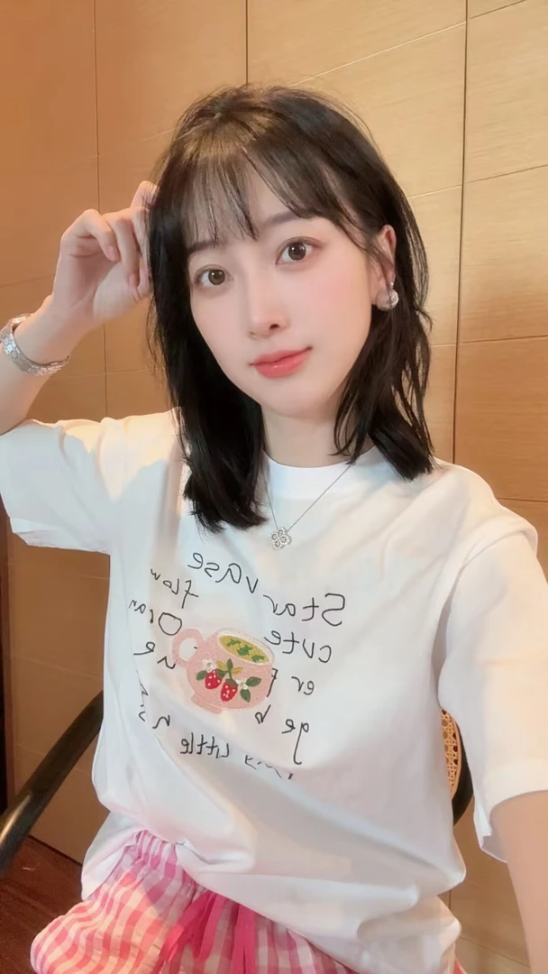 【张静芝】精致刺绣草莓茶杯字母简约洋气短袖女生夏季T恤