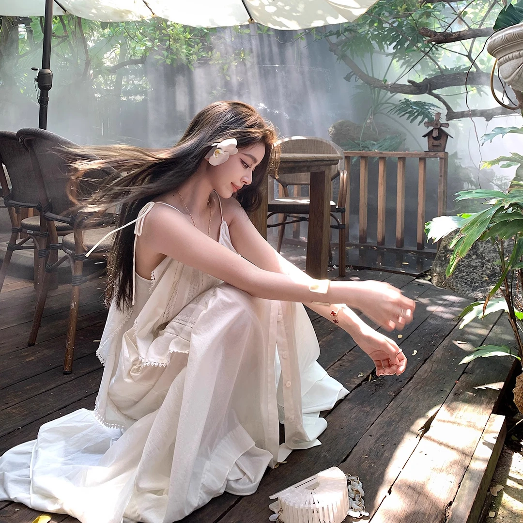 "摇曳小白裙"比自在更自在！很乖很嗲的度假风重工蕾丝花边吊带裙