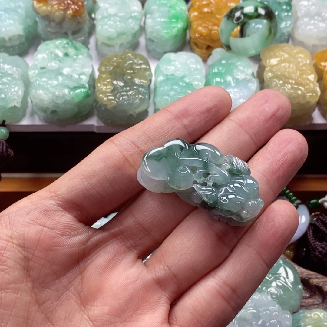 翡翠未镶嵌颈饰貔貅