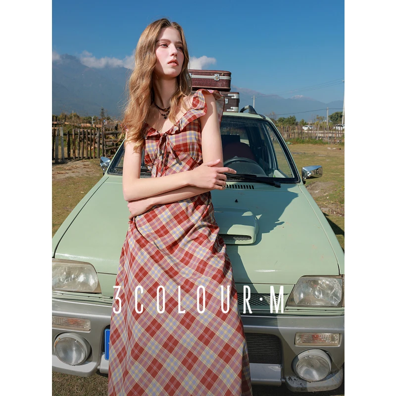 三彩2025春季新款法式浪漫木耳边V领系带收腰连衣裙格纹裙度假M