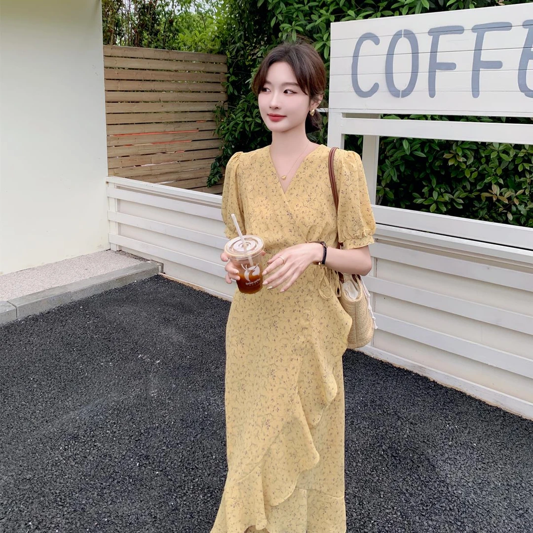 黄色碎花连衣裙女夏季2025新款气质宽松遮肚显瘦一片式中长款裙子