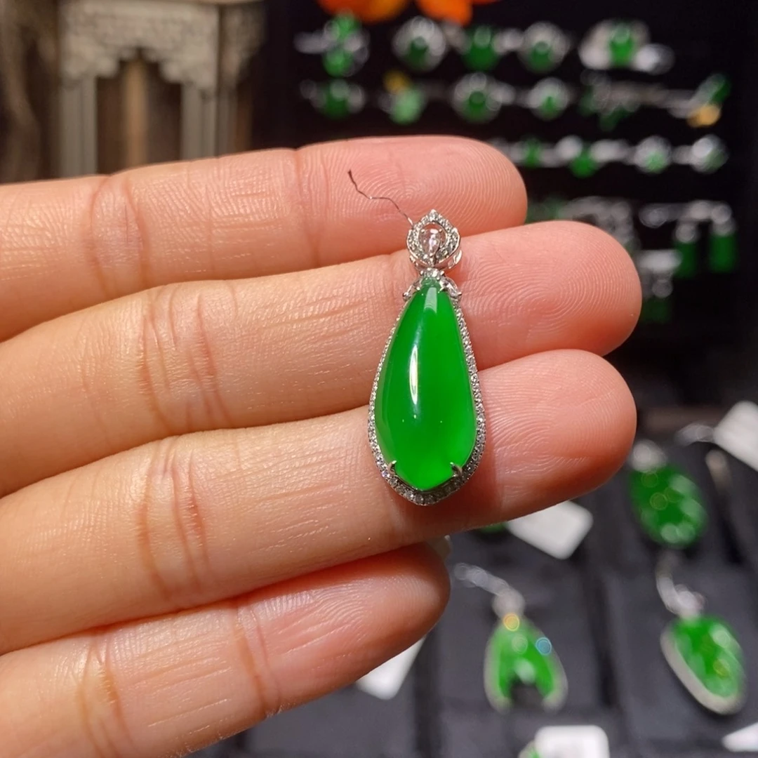 颈饰18K金镶嵌翡翠福瓜吊坠