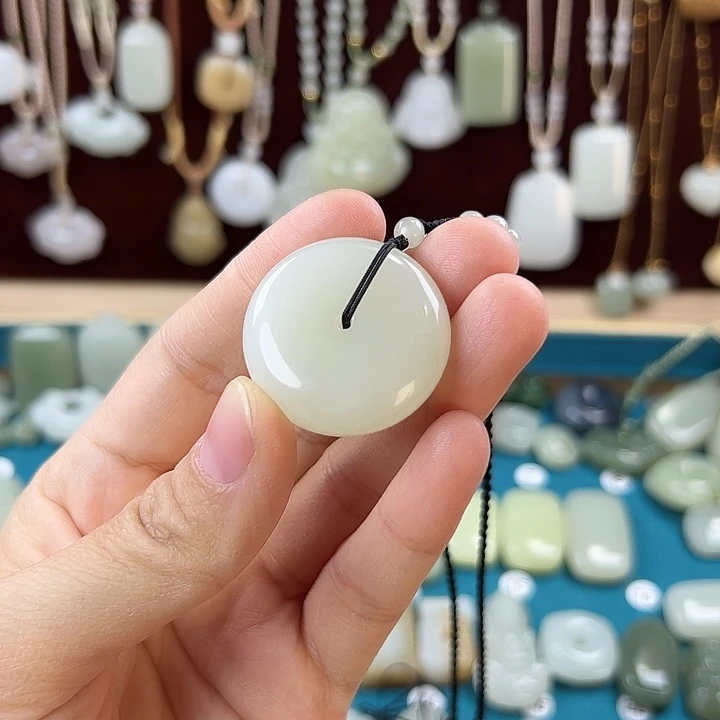 赵***金和田玉未镶嵌颈饰