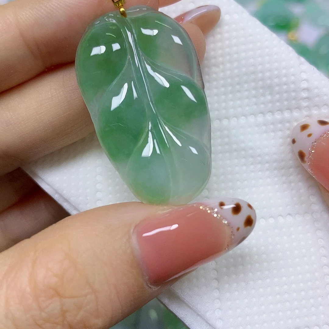 颈饰18K金镶嵌翡翠挂件