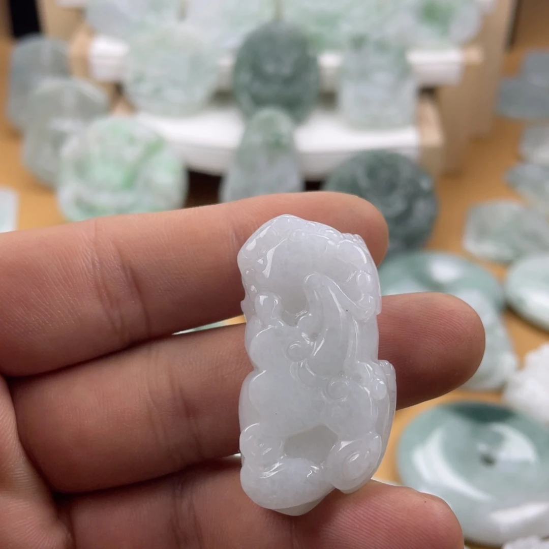 翡翠未镶嵌颈饰貔貅