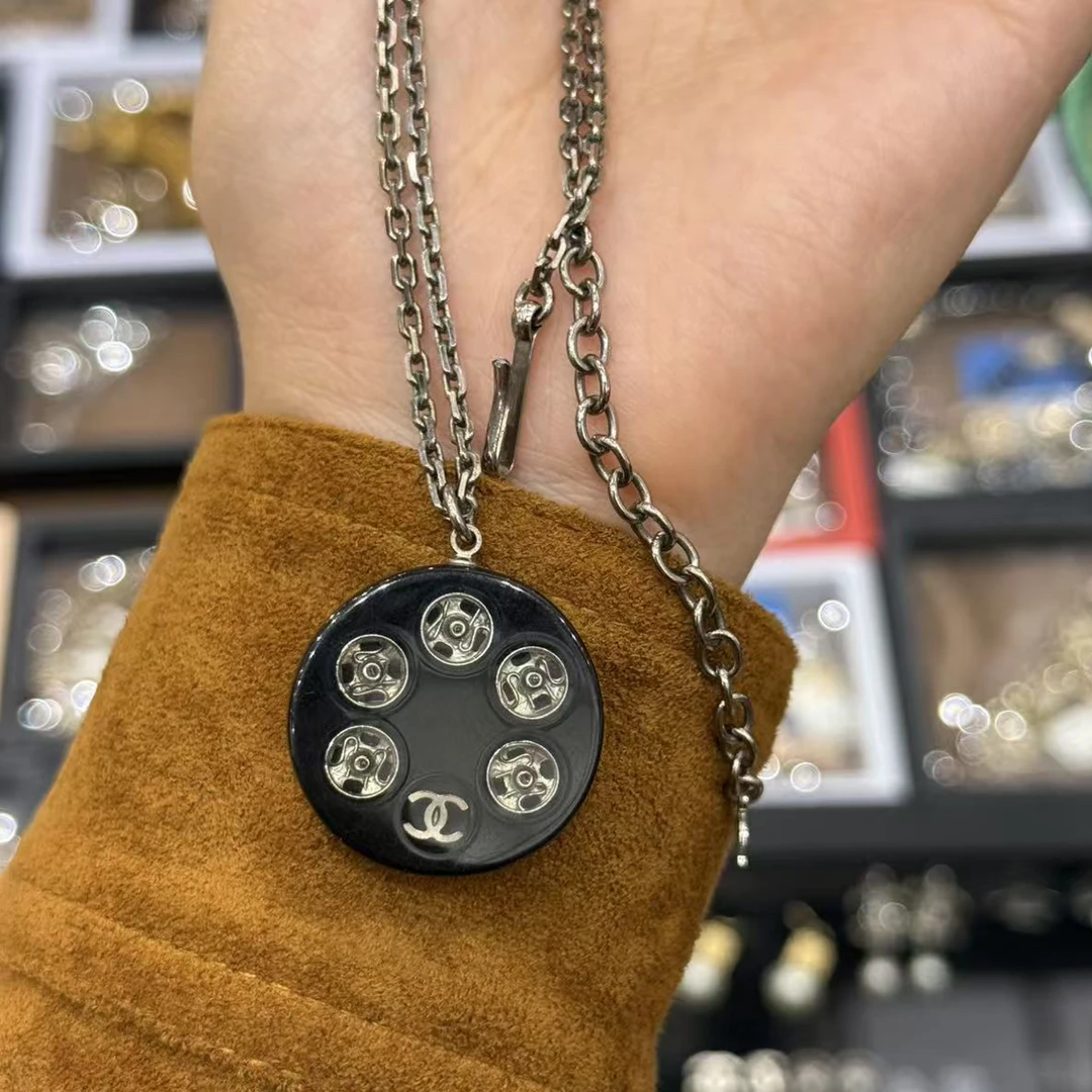 95新 Chanel/香奈儿 包展 | Chanel裁缝系列亚克力吊坠项链