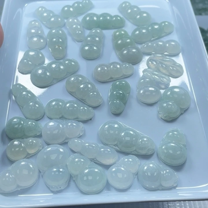 翡翠未镶嵌颈饰翡翠一件