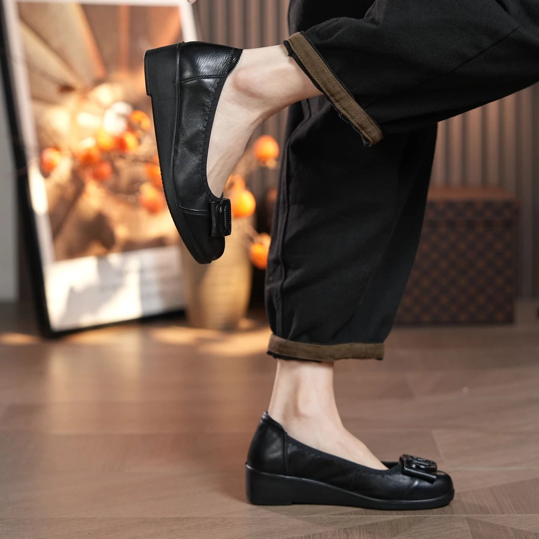 真皮妈妈鞋子软底防滑中老年黑色平底单鞋女士50-60岁软皮不累脚