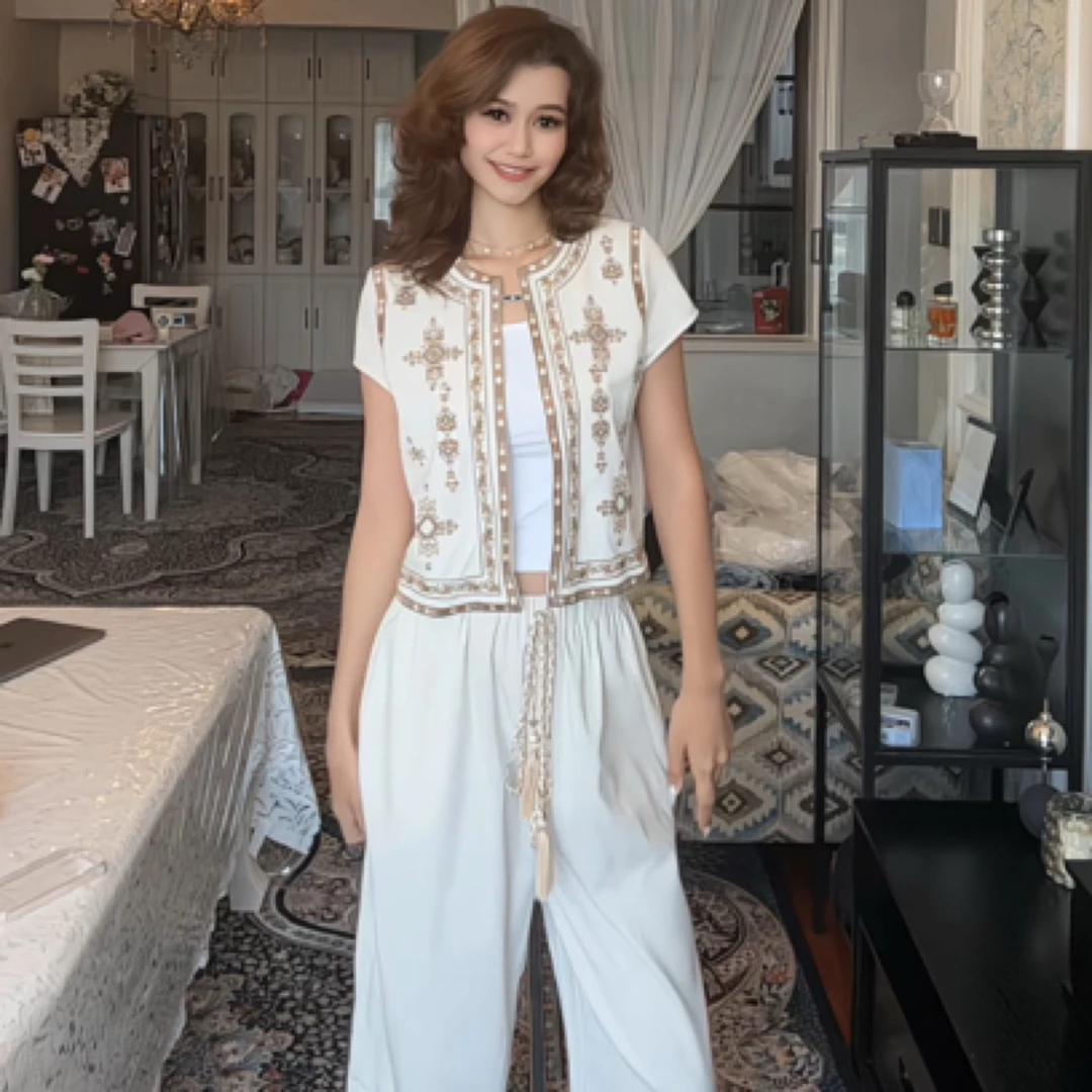 新款安塔利亚风燕麦色绣花短袖上衣+阔腿裤套装（不含内搭）