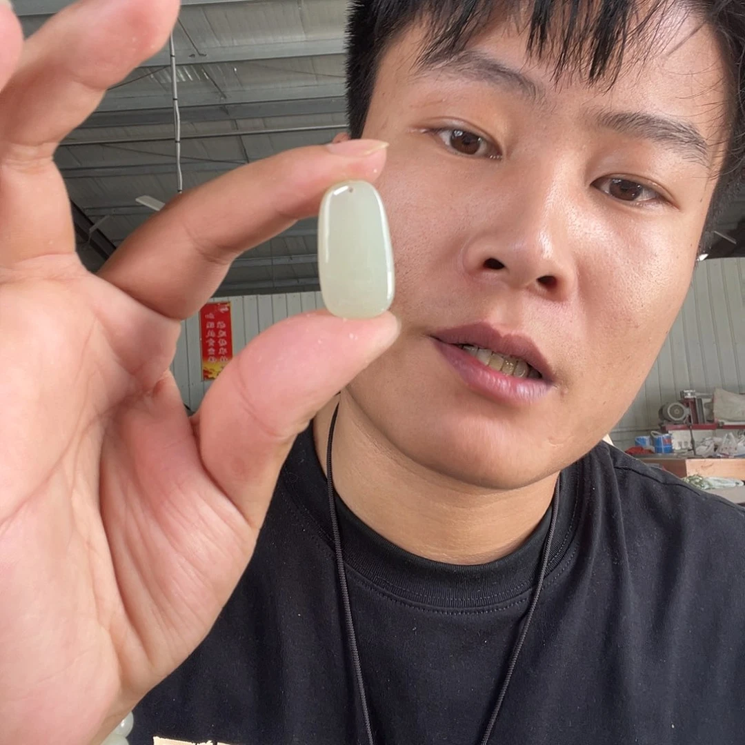 和田玉未镶嵌颈饰新疆且末钢板料无事牌