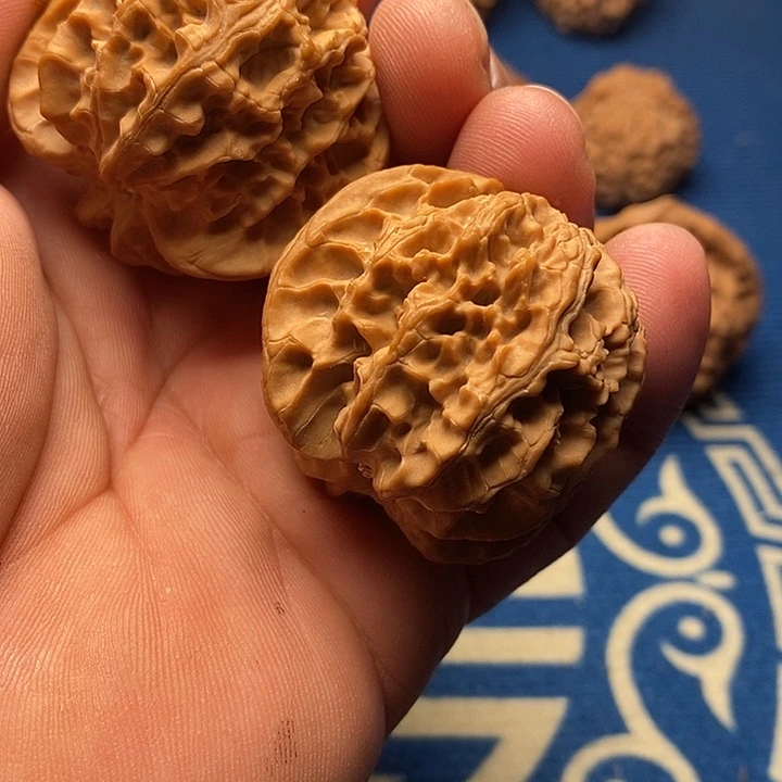 文玩核桃吊坠苹果园