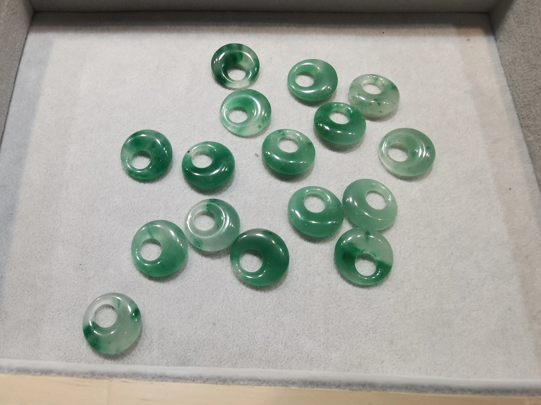 天然独龙玉，月牙吊坠，拍一发一